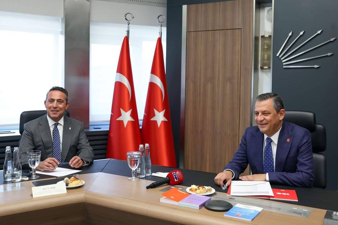 Fenerbahçe Başkanı Ali Koç’tan CHP Genel Başkanı Özgür Özel’e Ziyaret