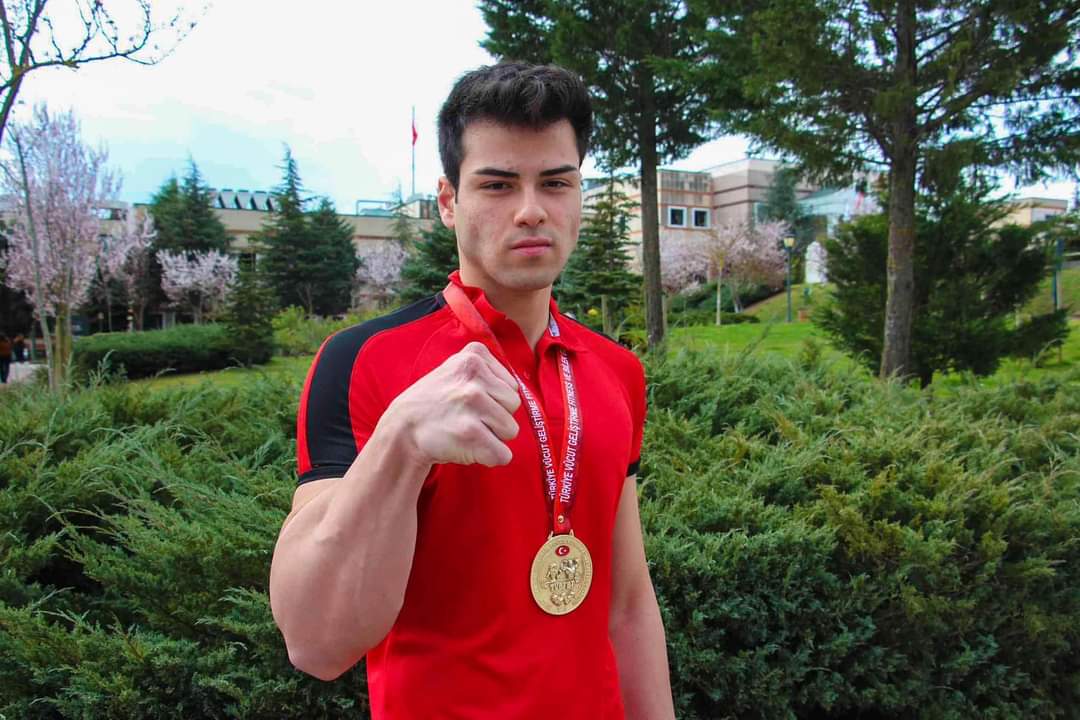 Bilek güreşi şampiyonu sporcumuz rakip tanımıyor