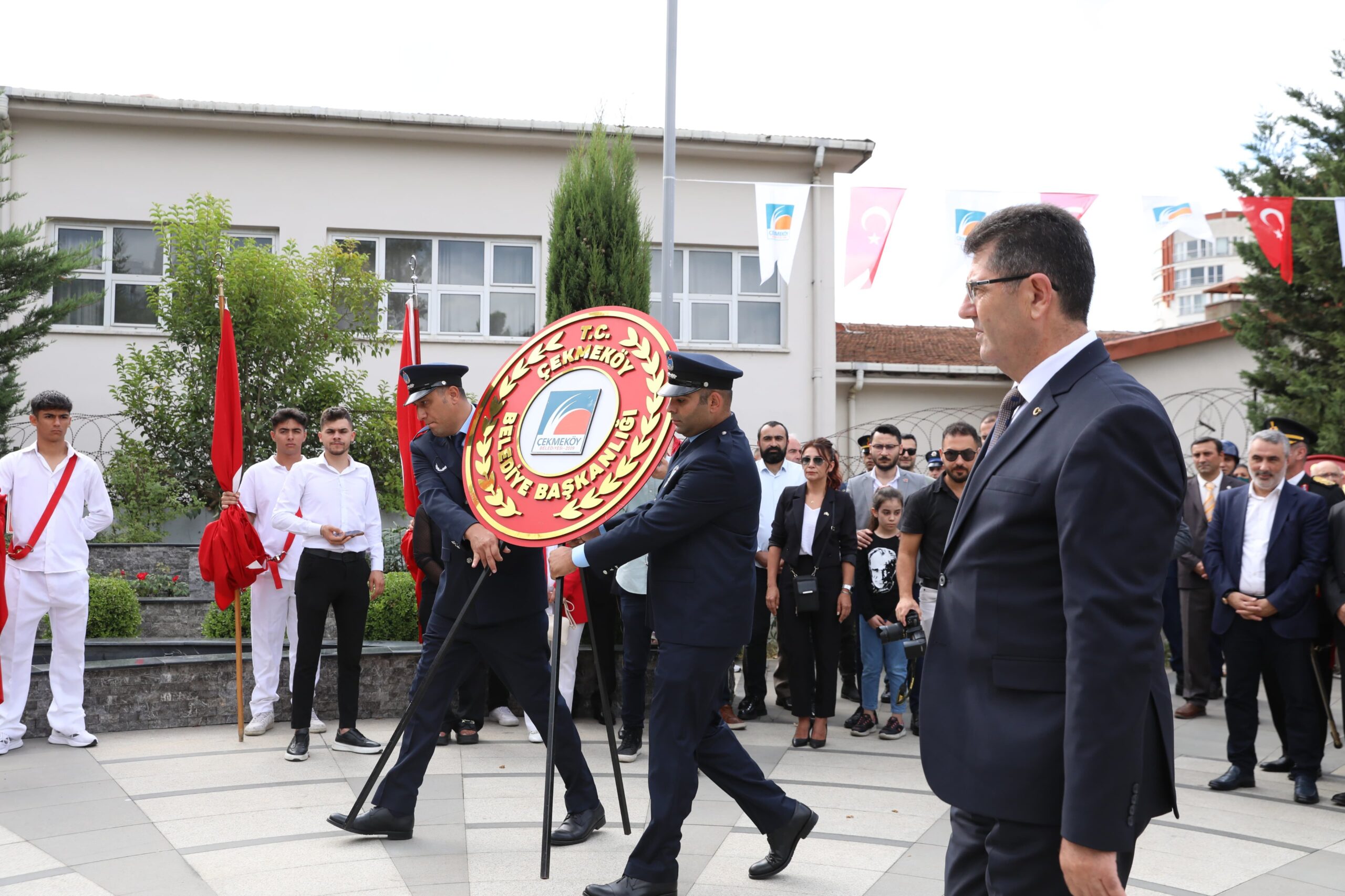 Çekmeköy’de 30 Ağustos Zafer Bayramı Coşkusu: Taşdelen Atatürk Büstü’nde Çelenk Töreni ve Saygı Duruşu