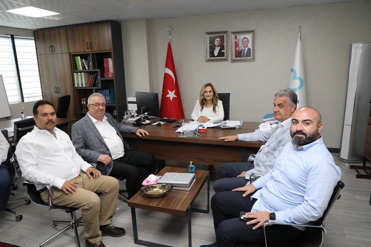 EDREMİT’TE KİTAP ÖLMEZ AĞACIN GÖLGESİNDE YAŞIYOR!