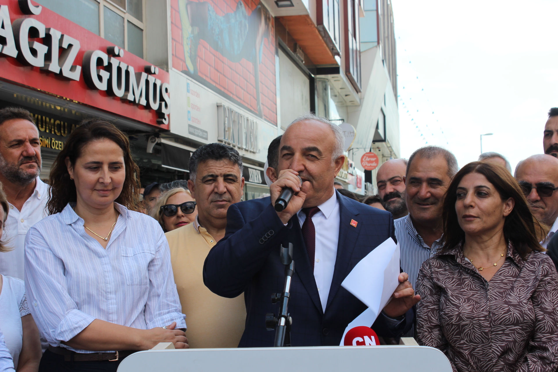 CHP Çekmeköy İlçe Başkanı Haydar Arslan’dan AKP İlçe Başkanı Akın İlhan’a Sert Tepki: “Milli Değerlere Aykırı Davranışlar Kabul Edilemez”