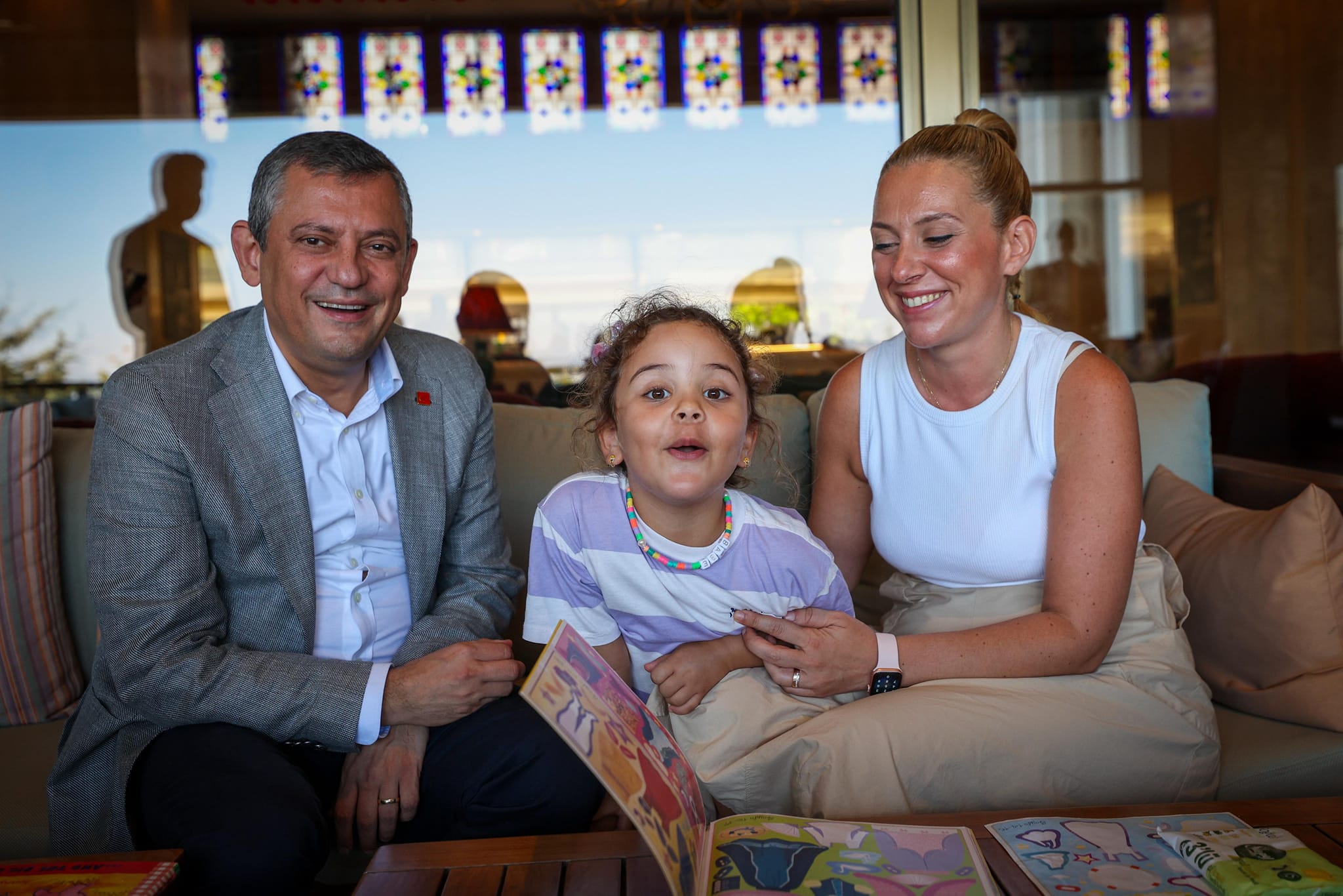 CHP Lideri Özgür Özel, Silivri Cezaevi’nde Haksız Yere Tutuklu Tayfun Kahraman’ın Ailesiyle Bir Araya Geldi