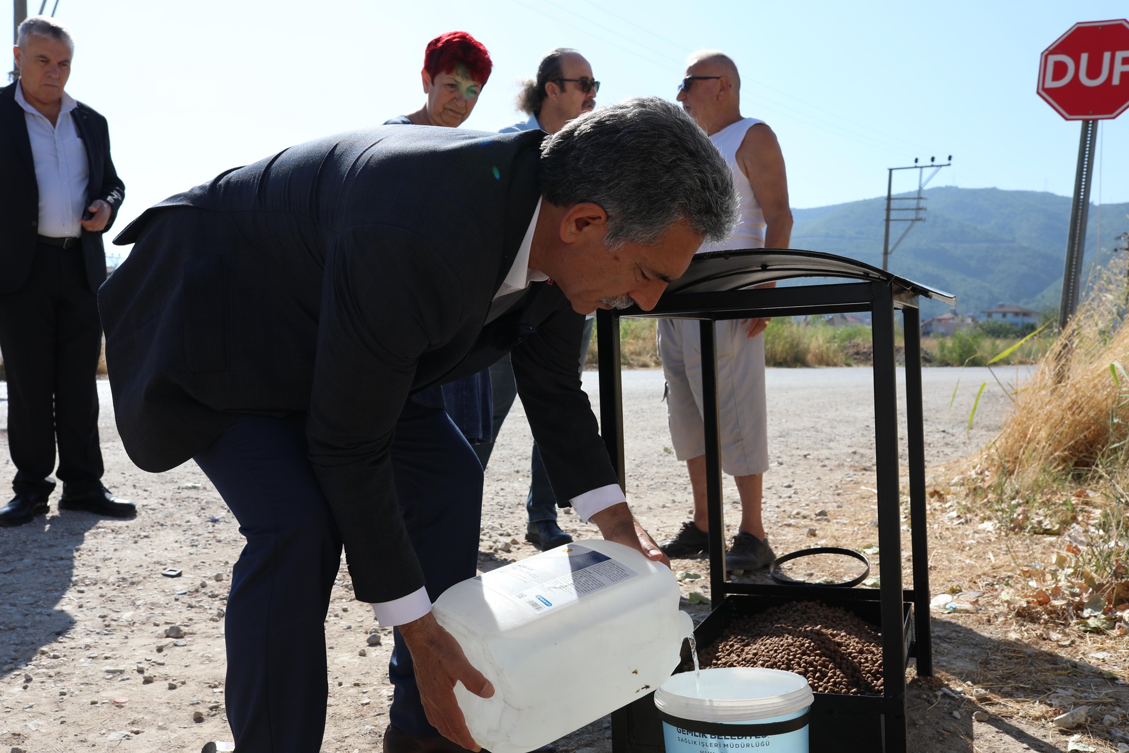 Gemlik Belediye Başkanı Şükrü Deviren Sokaktaki Canlara Destek Oldu