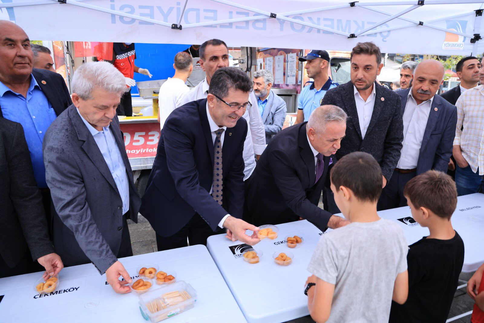Çekmeköy Belediye Başkanı’ndan 30 Ağustos Zafer Bayramı Sonrası Anlamlı Hareket: Şehitler İçin Lokma Dağıttı