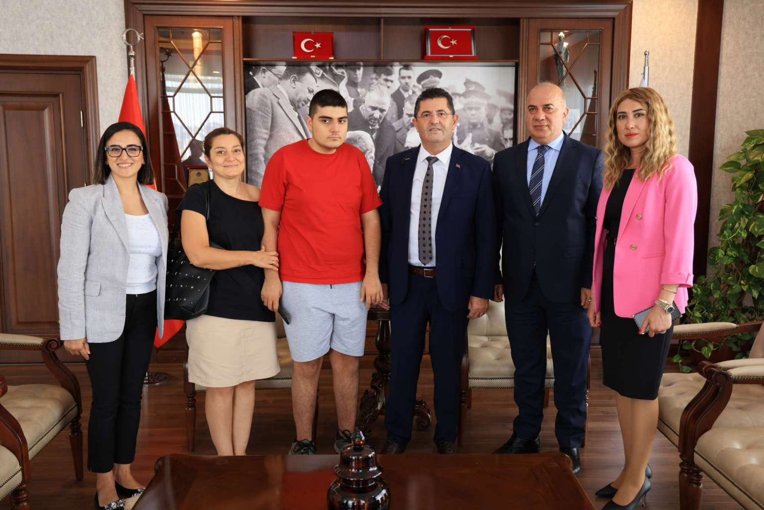 Çekmeköy Belediye Başkanı Orhan Çerkez’den Şiddet Gören Otizmli Genç Arda’ya Destek: Engelsiz Yaşam Merkezi’nde Eğitim Alacak