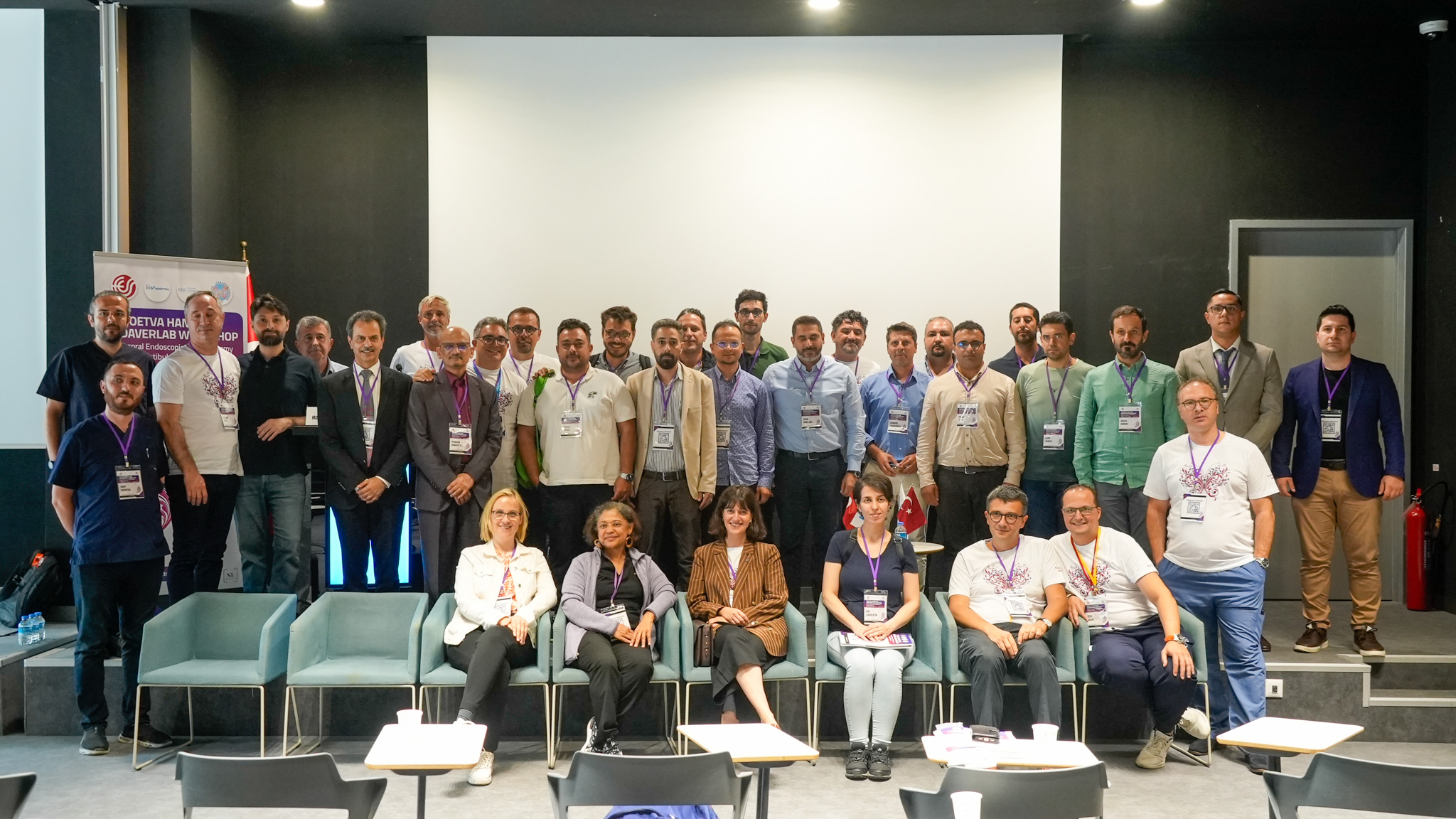 Boyun bölgesinde ameliyat izi olmamasını sağlayan “İzsiz Tiroidektomi” yöntemi İstinye Üniversitesi’nde hekimlere anlatıldı