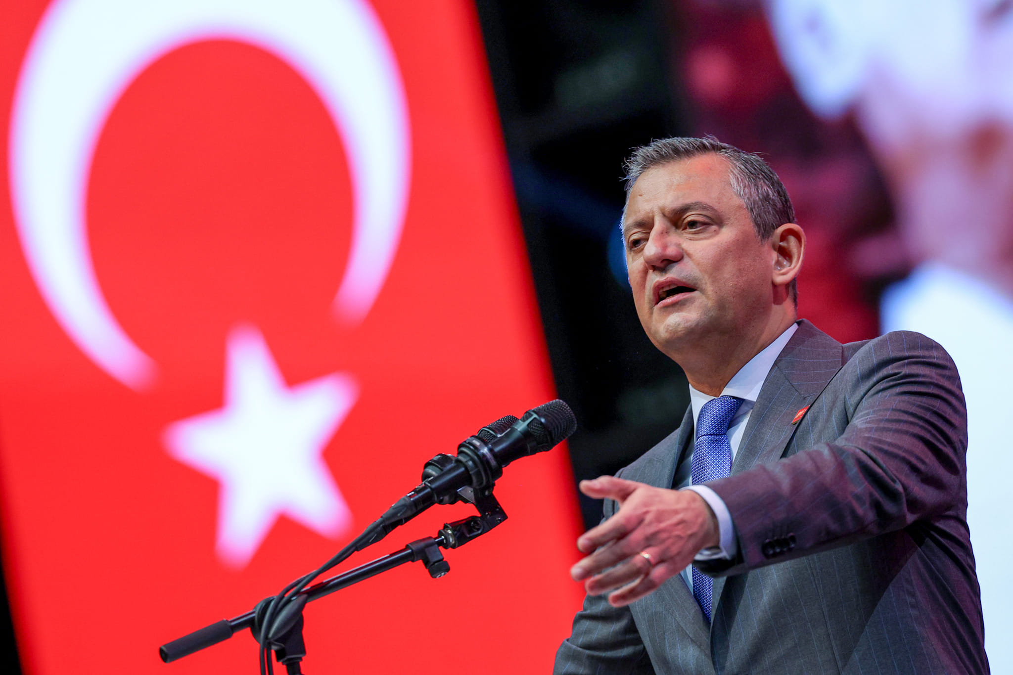 CHP Genel Başkanı Özgür Özel’den Seçim Vaatleri ve Stratejisi: “Çalmadık Kapı, Sıkılmadık El Bırakmayacağız”