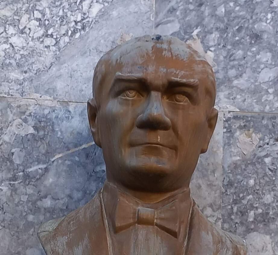 BÜSTLERİNE SALDIRARAK ATATÜRK’Ü YIKAMAZSINIZ !