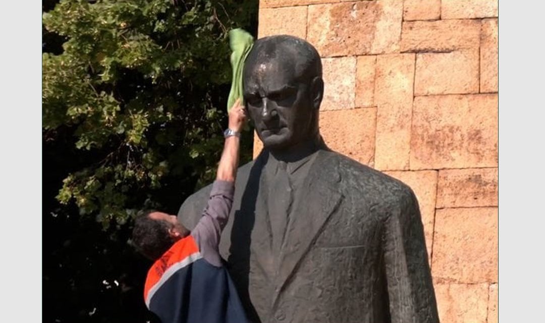 Sivas Belediyesi Temizlik İşleri Müdürü Görevden Alındı: Atatürk Heykeline Yapılan Saygısızlık Tepki Çekti