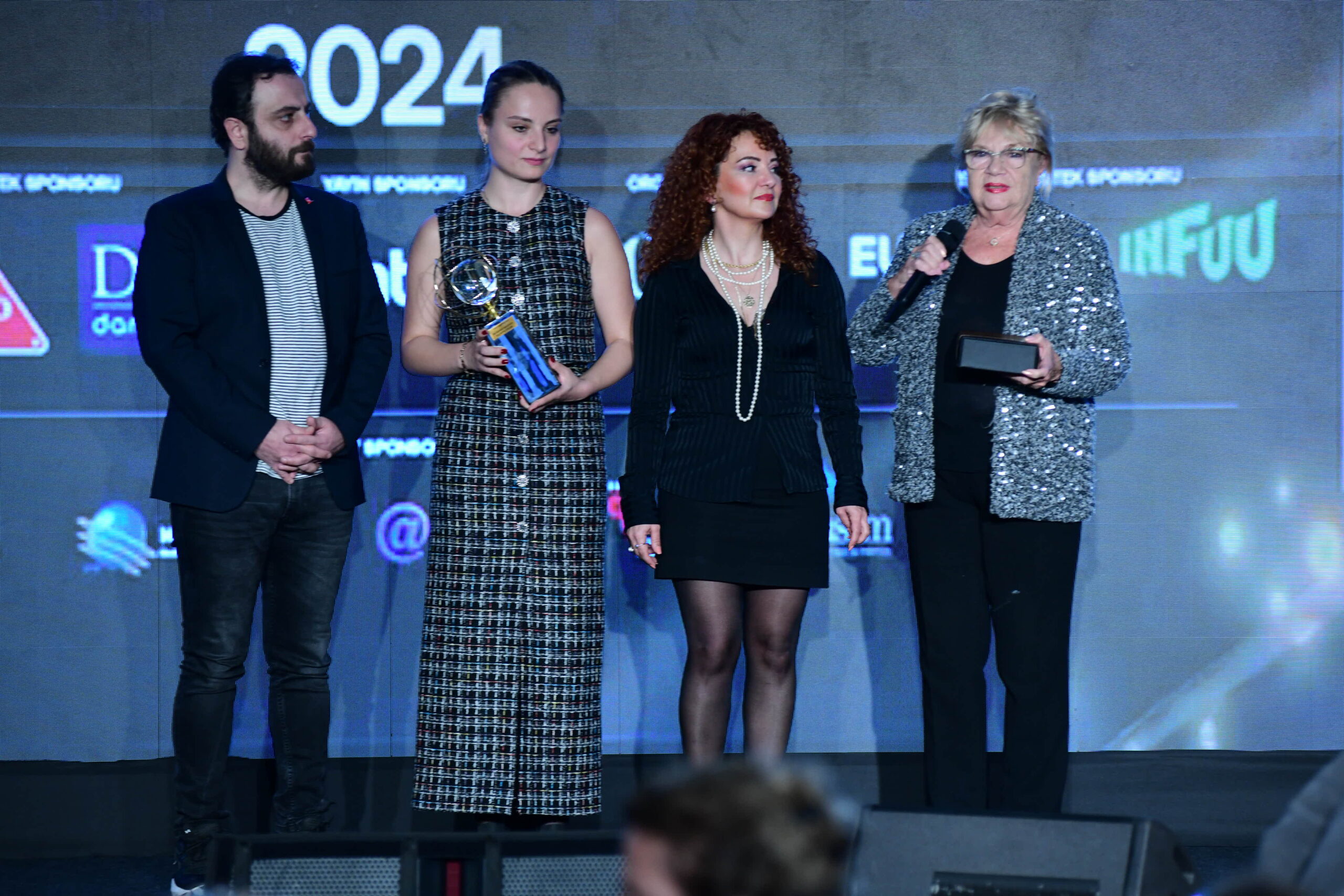 “AĞAÇLAR AYAKTA ÖLÜR” OYUNU BEŞİNCİ YILINDA DA ÖDÜLLER ALMAYA DEVAM EDİYOR.