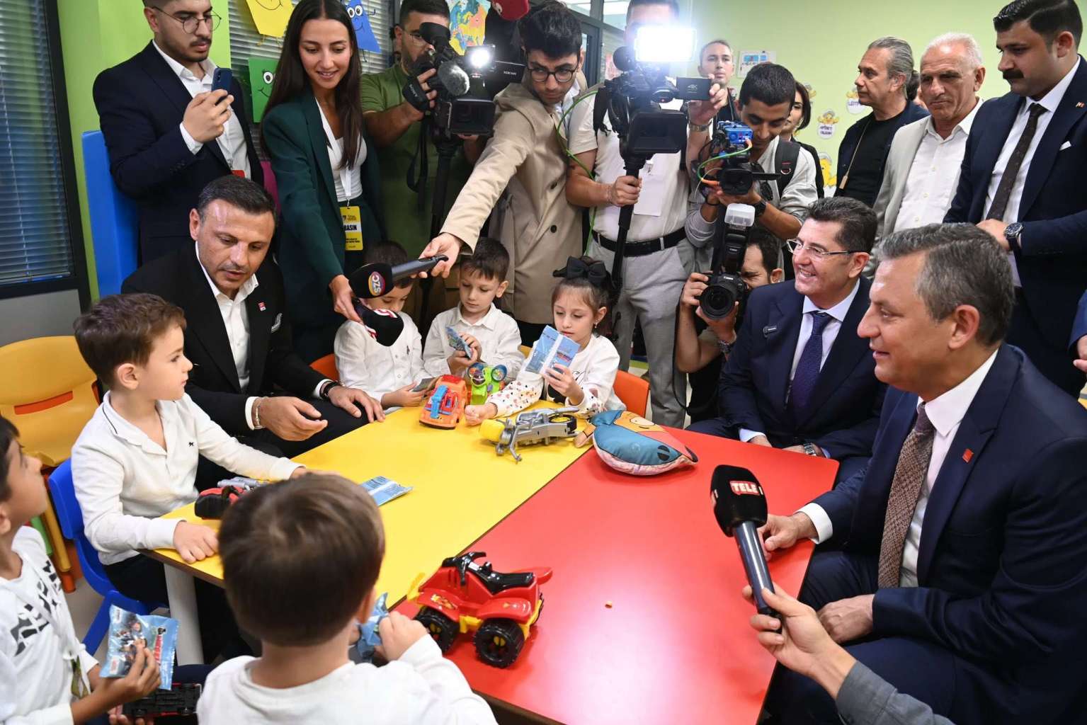 Özgür Özel’den Miniklere Fındık İkramı: “Neşeli Fındıklar” Projesi Başladı