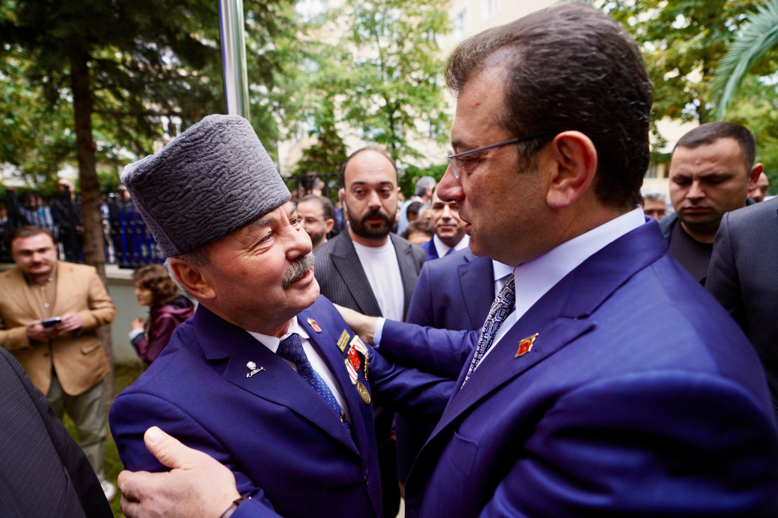 İBAŞKAN MAMOĞLU: UÇARIM ŞU CAMDAN; BÖYLE KANATLANIRIM, UÇARIM