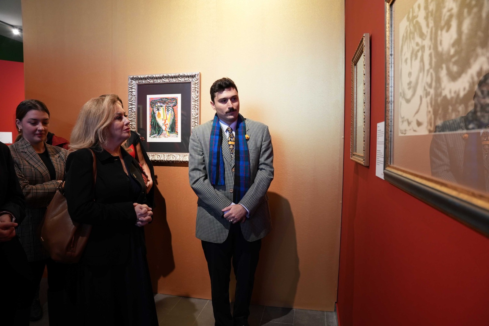 KKTC Cumhurbaşkanı’nın eşi Sibel Tatar, AKM’deki sergileri gezdi