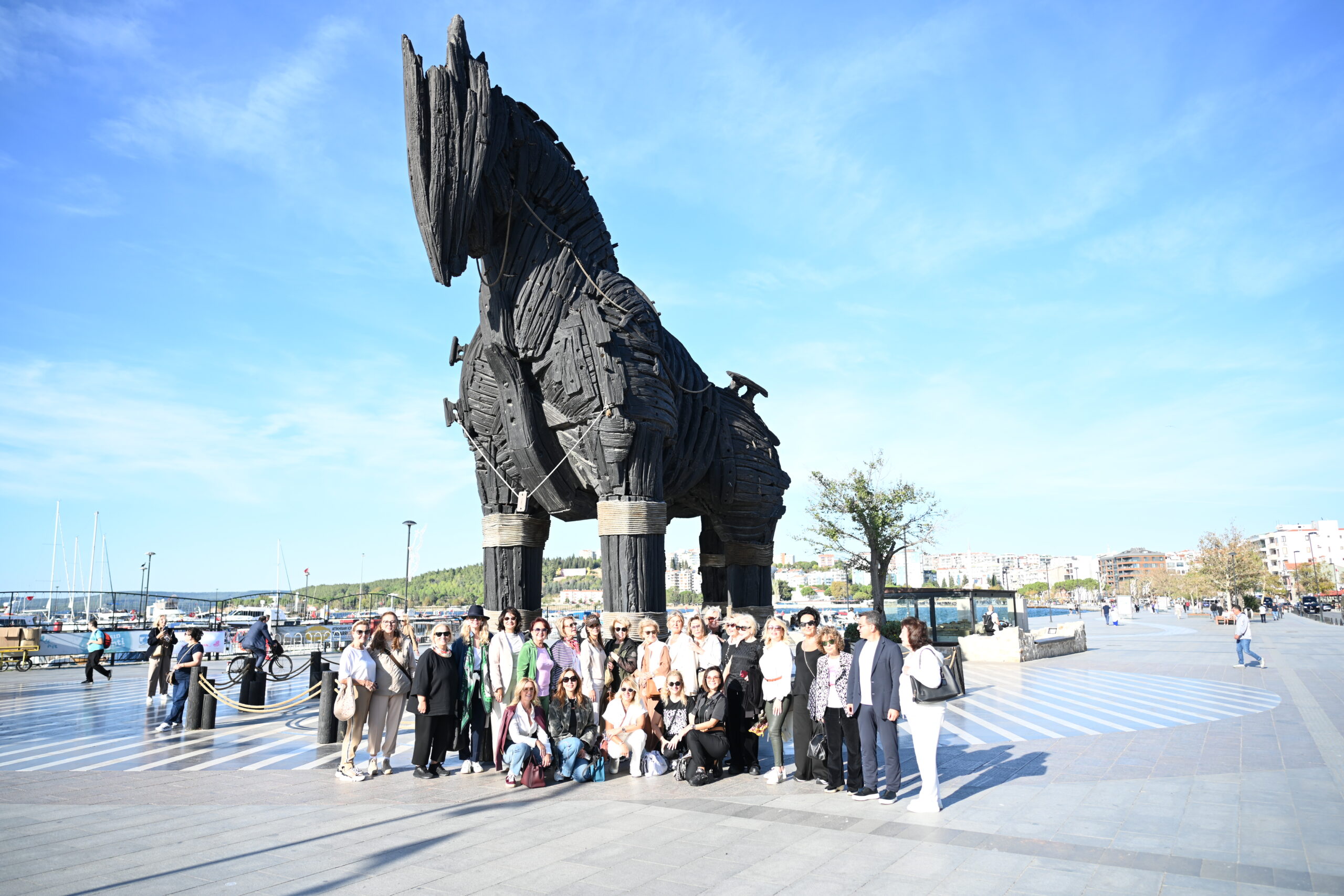 İŞ VE CEMİYET DÜNYASININ ÖNDE GELEN İSİMLERİYLE ÇANAKKALE TARİHİ ALANA ZİYARET