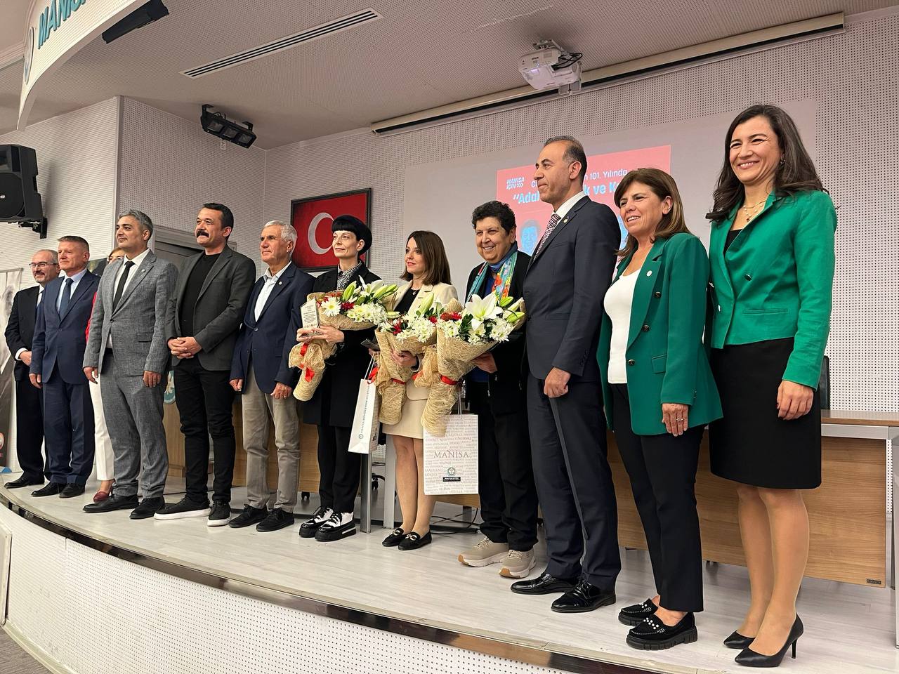 MANİSA’DA YURTSEVER KADINLAR CUMHURİYET’İ KONUŞTU 