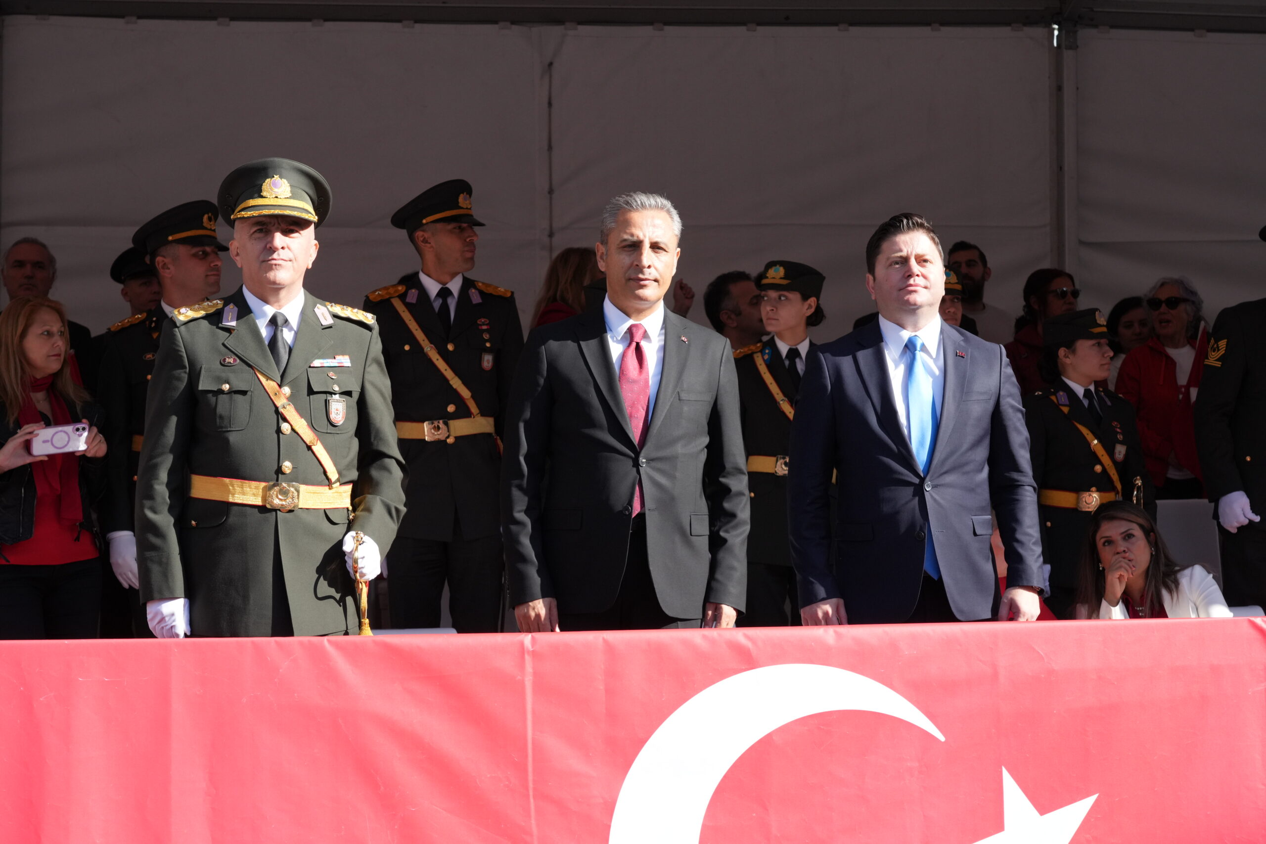 KADIKÖY’DE BÜYÜK CUMHURİYET YÜRÜYÜŞÜ ÖNCESİ RENKLİ GÖRÜNTÜLER