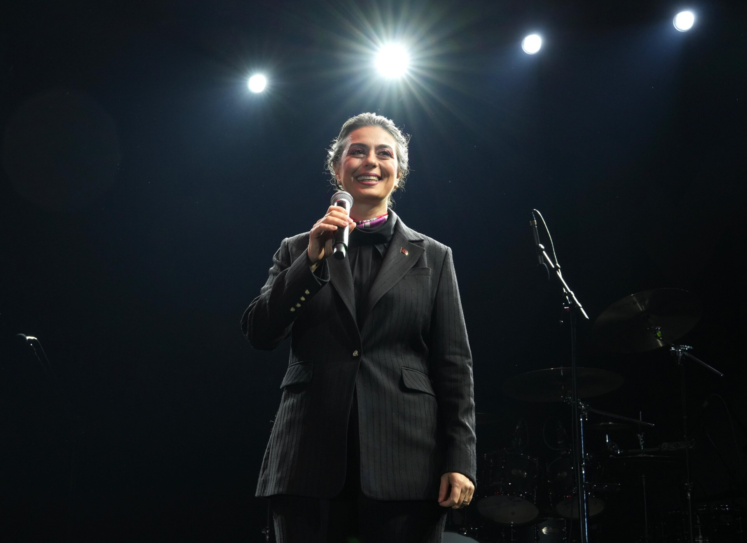 ÜSKÜDAR BELEDİYESİ TARAFINDAN 29 EKİM CUMHURİYET BAYRAMI ETKİNLİKLERİ KAPSAMINDA “DUMAN” VE “EKİN BERİL” SAHNE ALDI