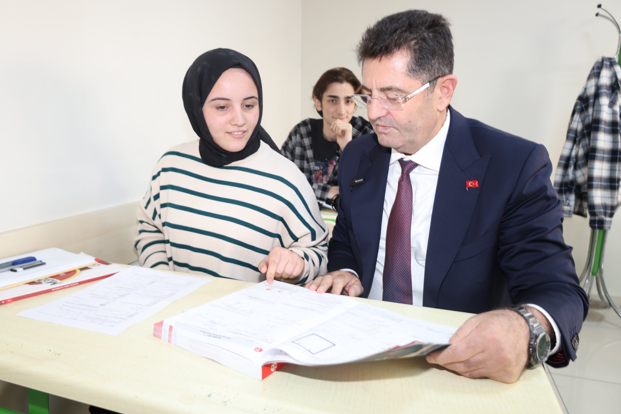 Çekmeköy Belediye Başkanı Orhan Çerkez, Öğrencilerle Bir Araya Gelerek Eğitim Destek Programını Tanıttı