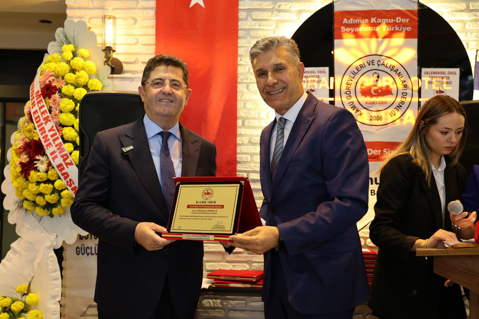 Çekmeköy Belediye Başkanı Orhan Çerkez’e Kamu-Der Tarafından Ödül Verildi