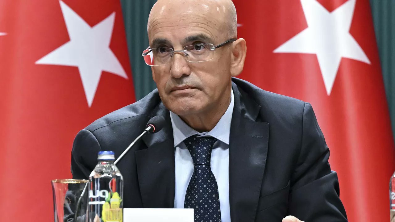 Gürsel Tekin'den Hazine ve Maliye Bakanlığı'na Sert Eleştiri: ‘Vergi Gelirleri Artıyor, Ama Halk Fakirleşiyor!'"