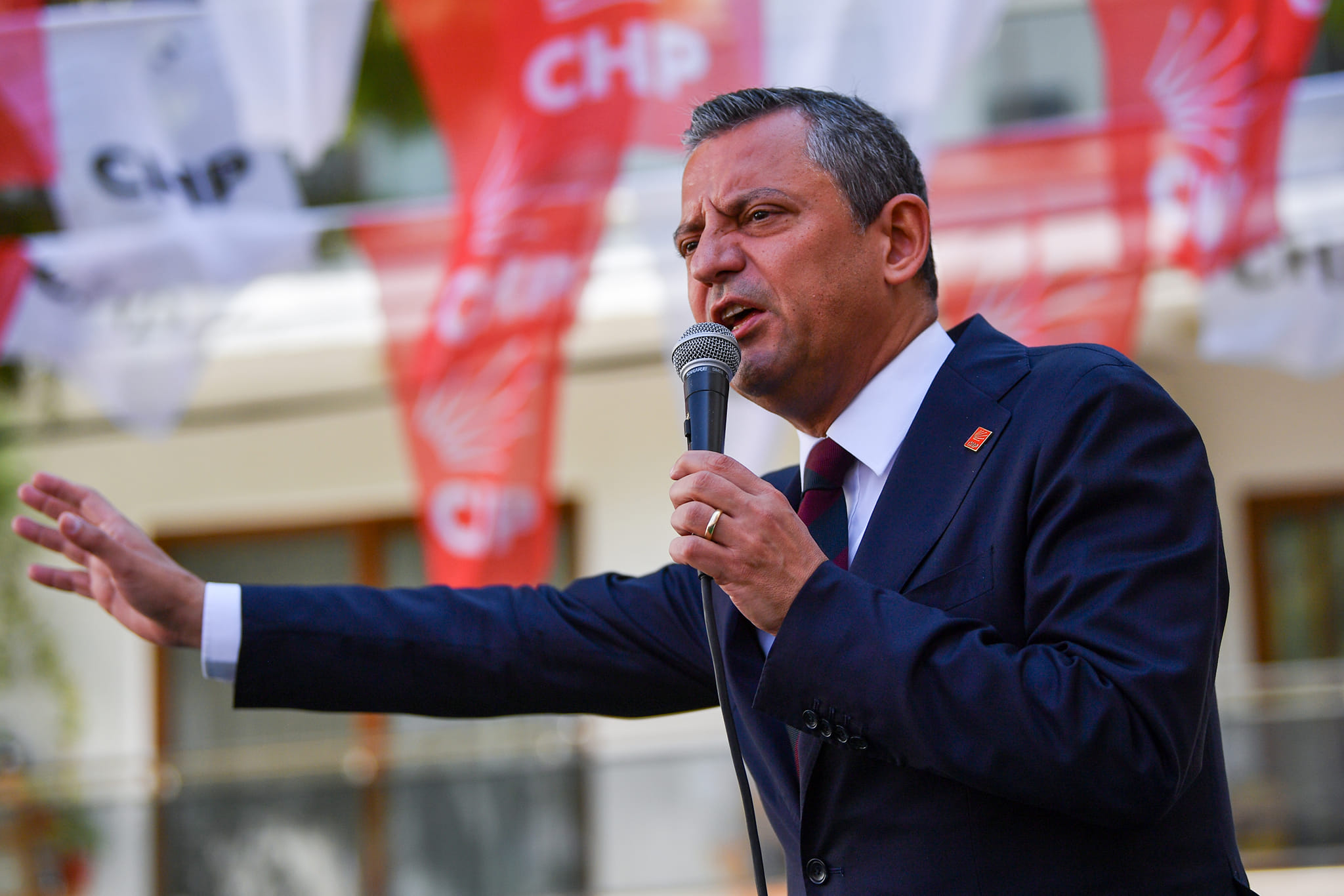 Özgür Özel’den AKP’ye Sert Eleştiriler: “Açlık, Yoksulluk ve İşsizlik Var”