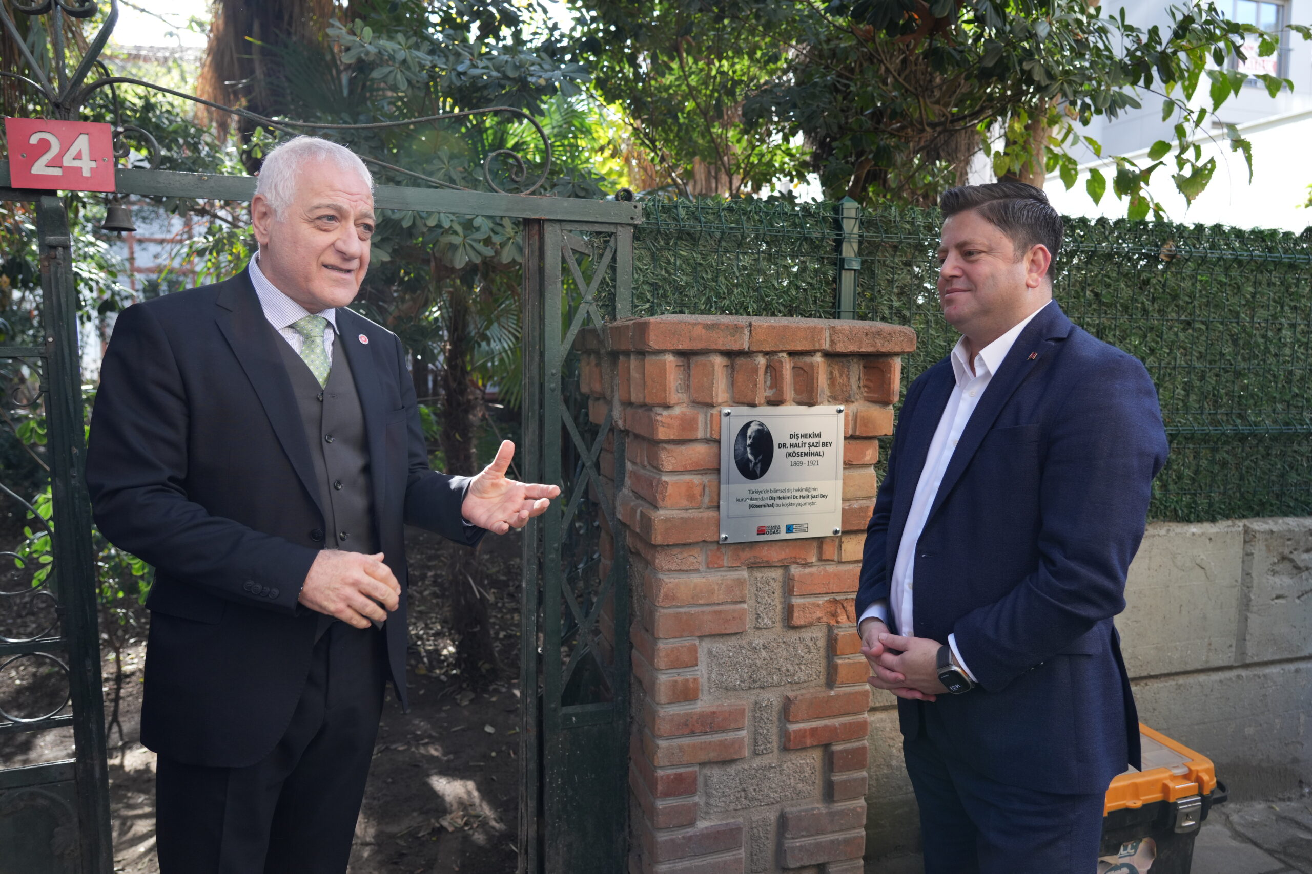 DİŞ HEKİMİ DR. HALİT ŞAZİ KÖSEMİHAL’İN ANISI KADIKÖY’DE YAŞATILIYOR