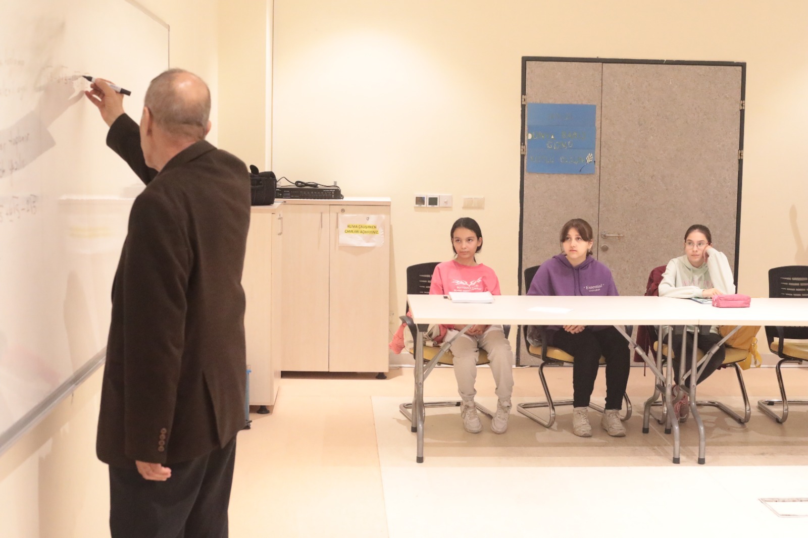 İBB’DEN ÖĞRETMENLER GÜNÜ’NE ÖZEL UYGULAMALAR