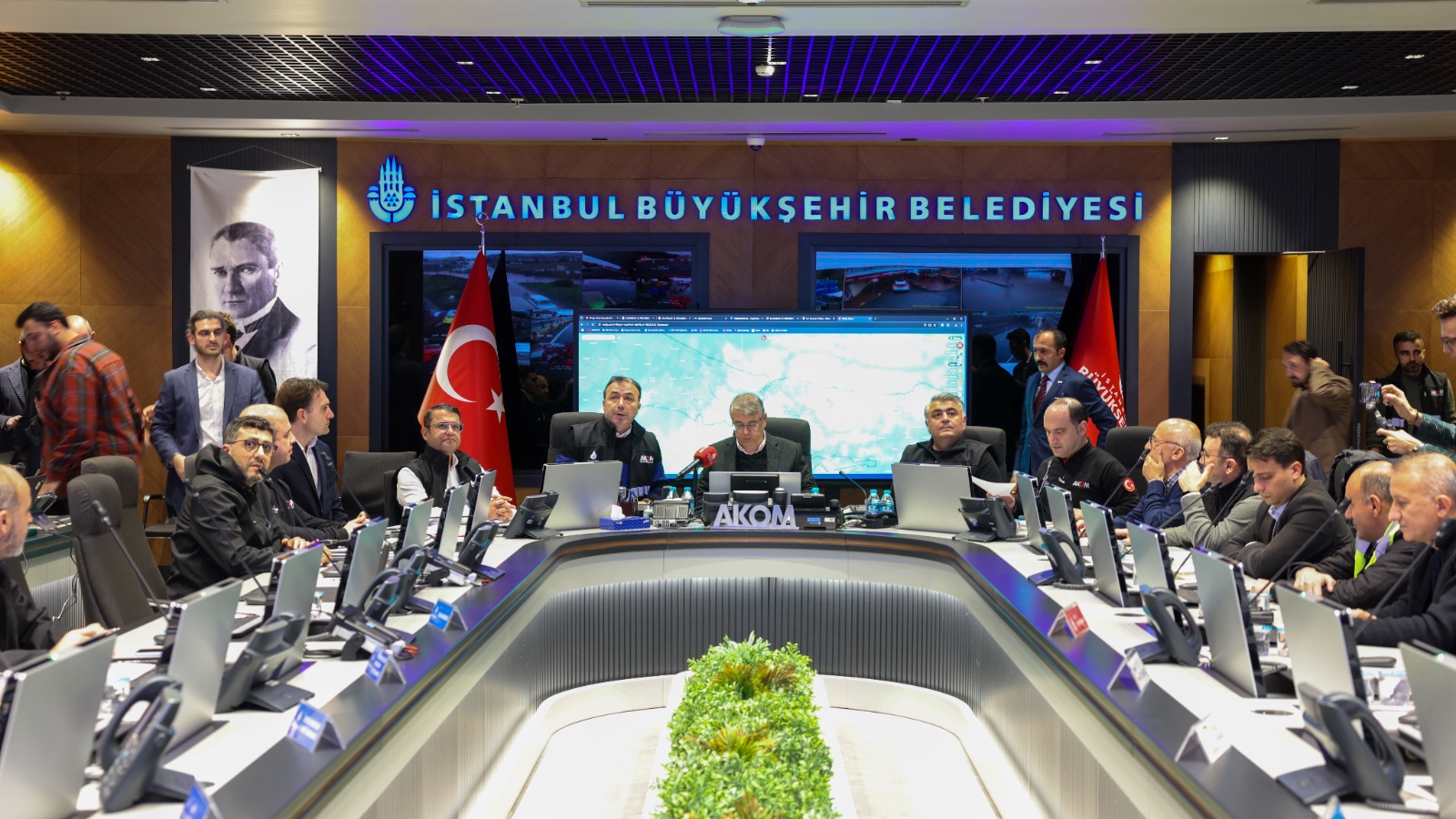 İstanbul’da Fırtına ve Yağış Hayatı Olumsuz Etkiliyor, İBB Ekipleri Sahada