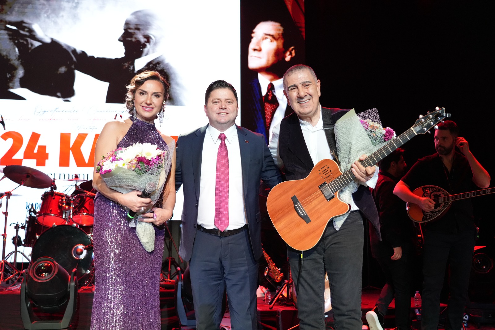 KADIKÖY’DE “ÖĞRETMENLER GÜNÜ” EDA VE METİN ÖZÜLKÜ KONSERİYLE KUTLANDI