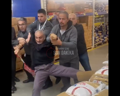 İzmir’de Zincir Markette Cinnet Geçiren Vatandaş Güvenlik Tarafından Dışarı Atıldı