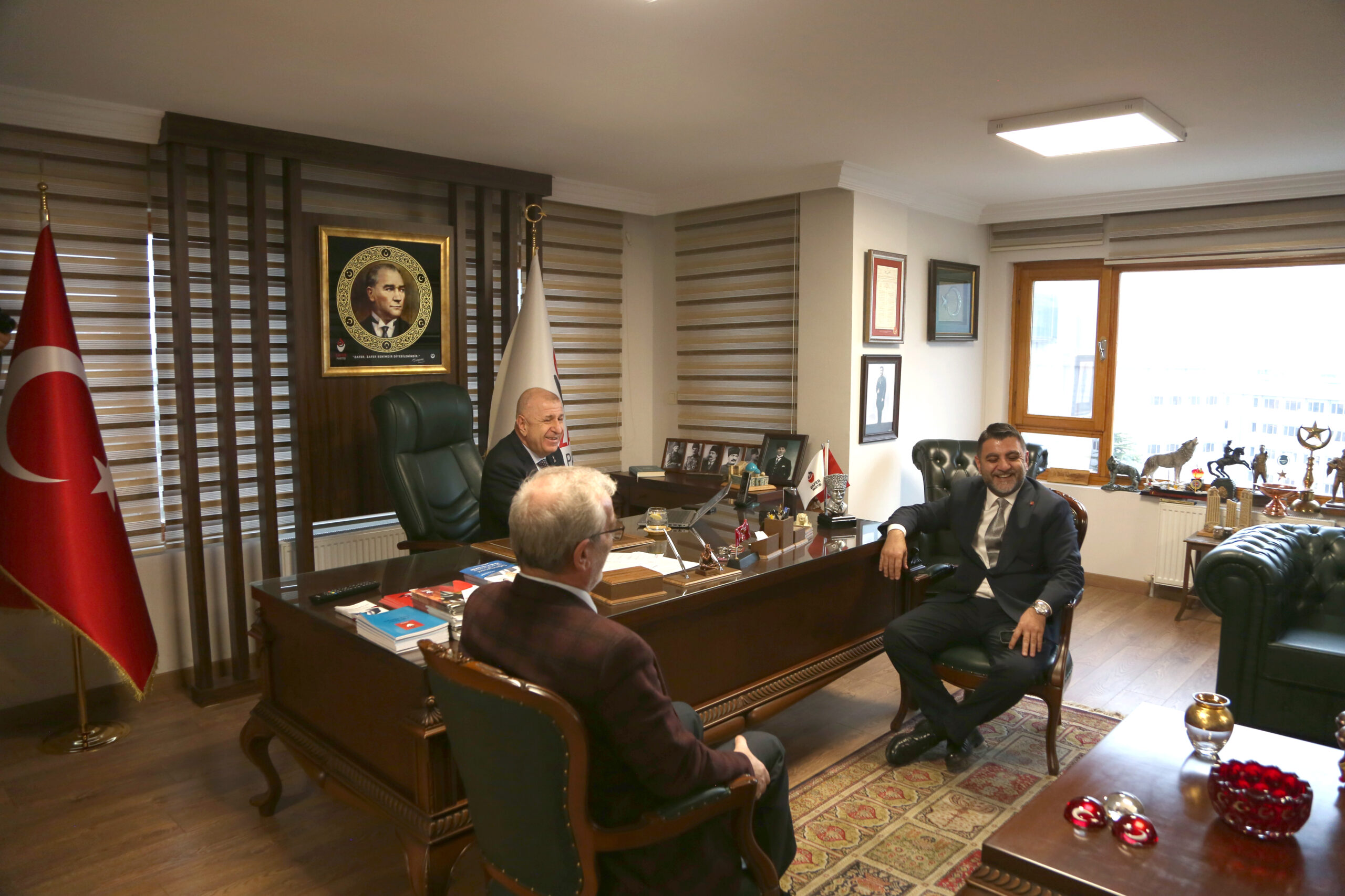 GENÇ PARTİ GENEL BAŞKANI BURÇİN ŞAHİNDUR’DAN ZAFER PARTİSİ GENEL BAŞKANI ÜMİT ÖZDAĞ’A NEZAKET ZİYARETİ