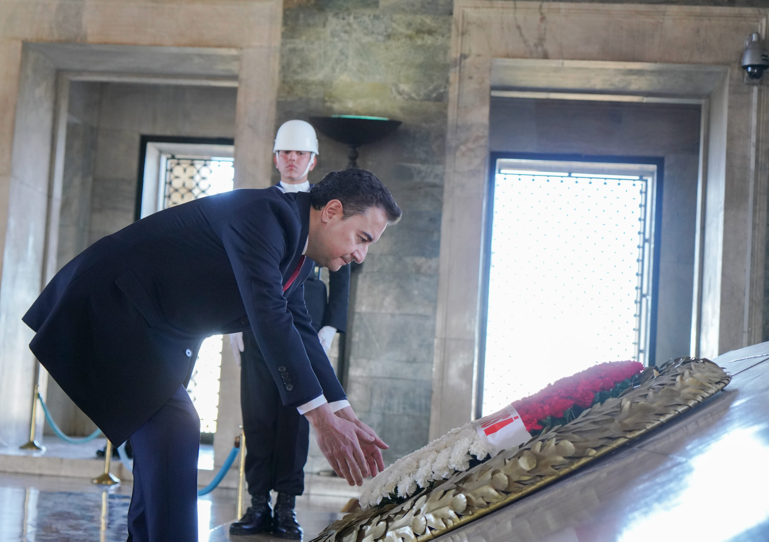 Ali Babacan, Anıtkabir Özel Defteri’ni imzaladı