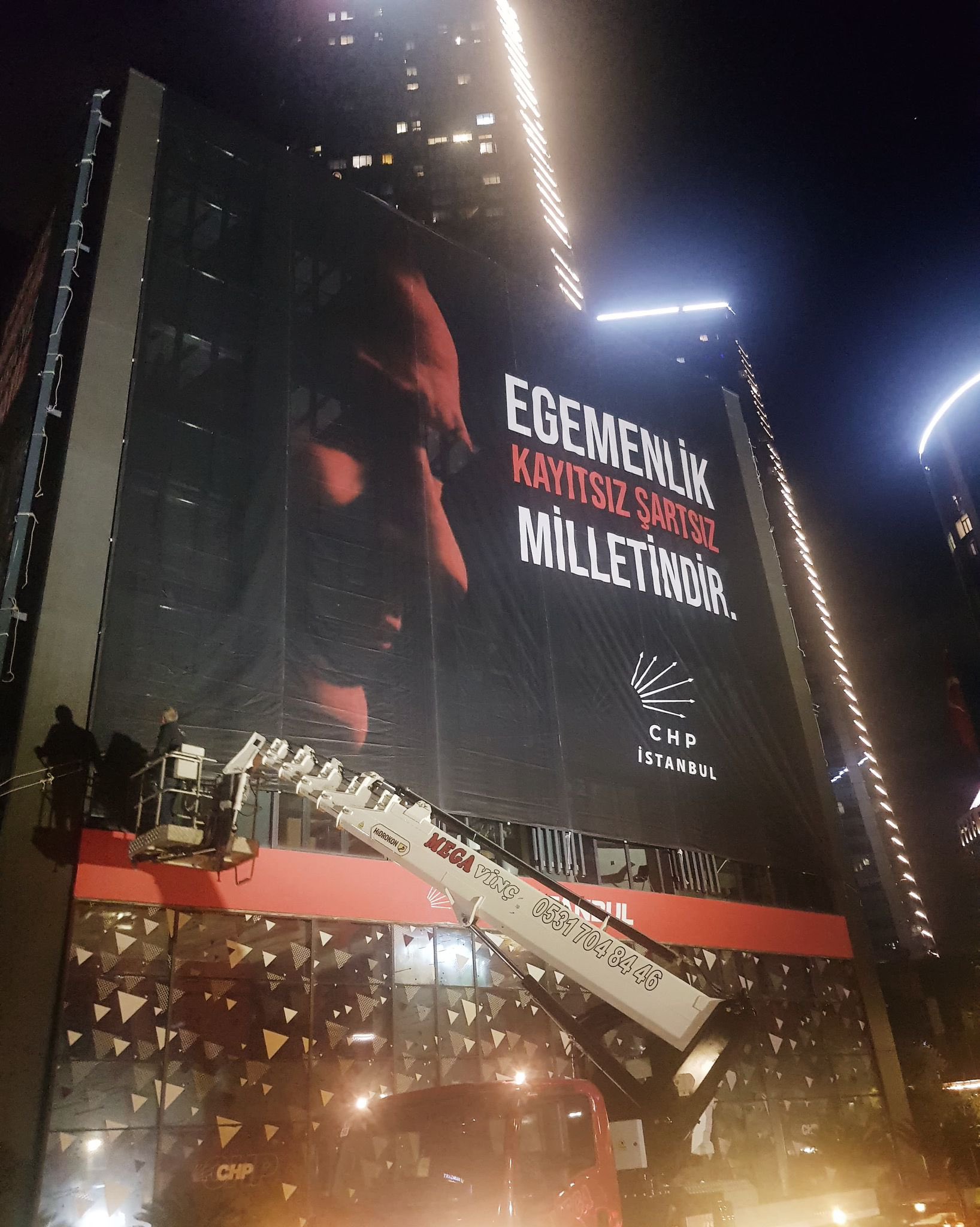 CHP İstanbul İl Binası’na Dev Atatürk Posteri Asıldı: “Egemenlik Kayıtsız Şartsız Milletindir” Şiarı Yükseliyor