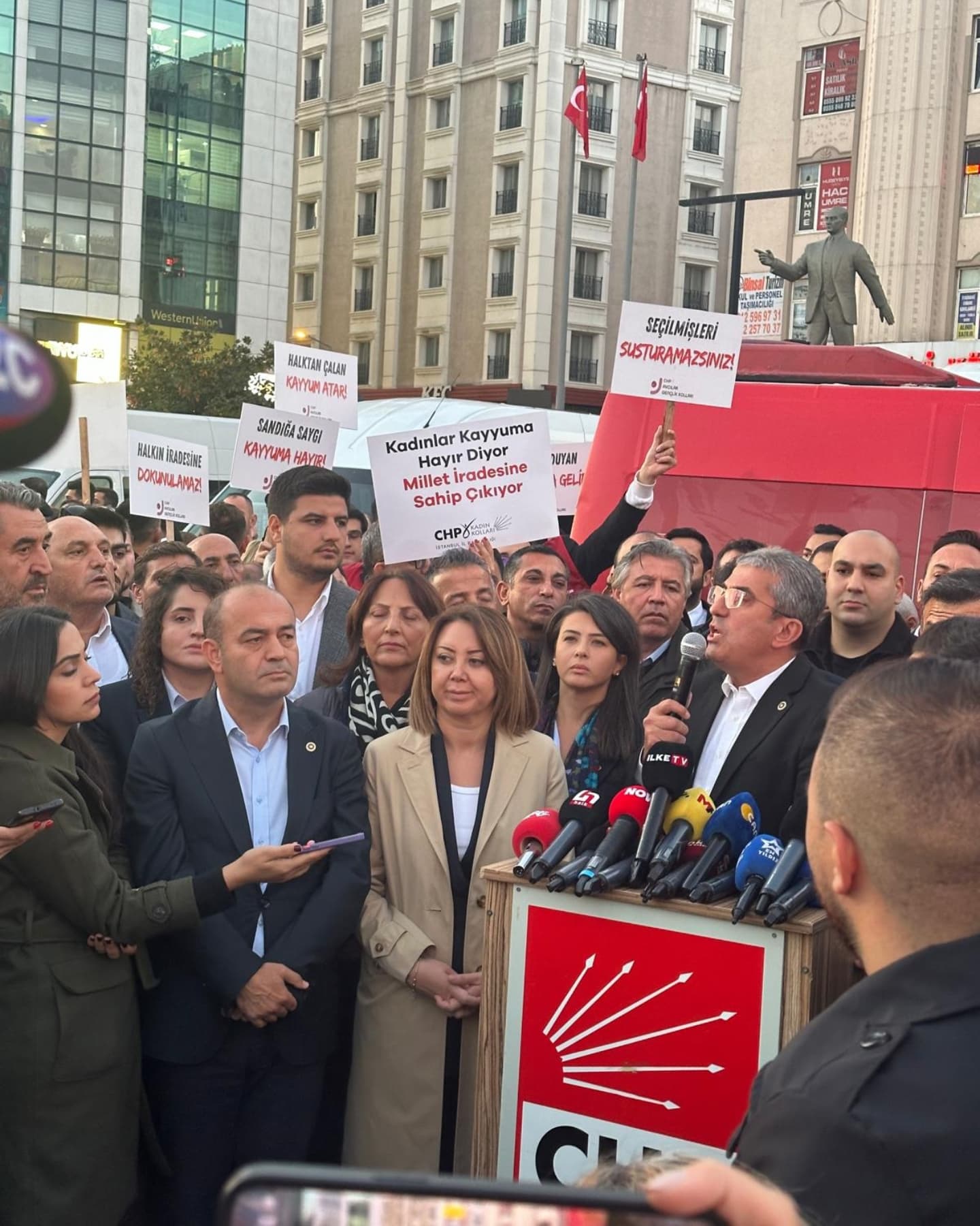 Özgür Karaabat Esenyurt’ta Direnişine Devam Ediyor: “Seçilmişler Önünde Barikat Kurulamaz!”