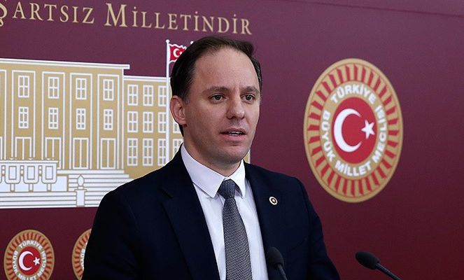 CHP’li Deniz Yavuzyılmaz, Esenyurt’taki Kayyım Barikatında AKP’li Yetkililere Tepki Gösterdi: “Şehitler Akla Gelmiyor Mu?”