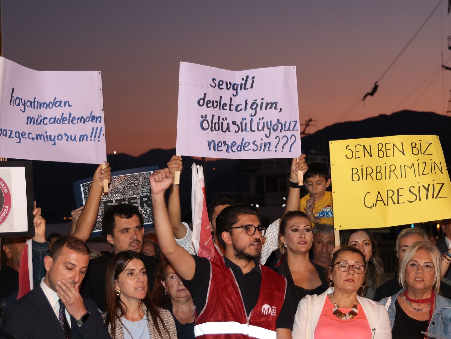 Marmaris CHP İlçe Gençlik Kolları’ndan Protesto ve Hukuk Çağrısı