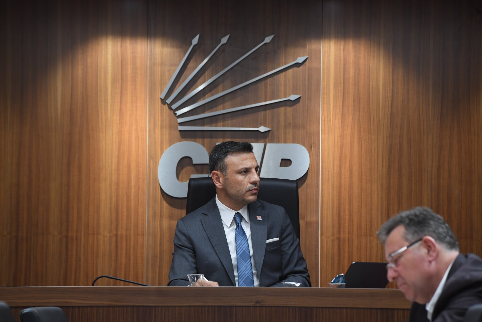 CHP İstanbul İl Başkanı Özgür Çelik'ten Yolların Kapatılmasına Tepki: "Saraçhane'ye Ulaşacağız"