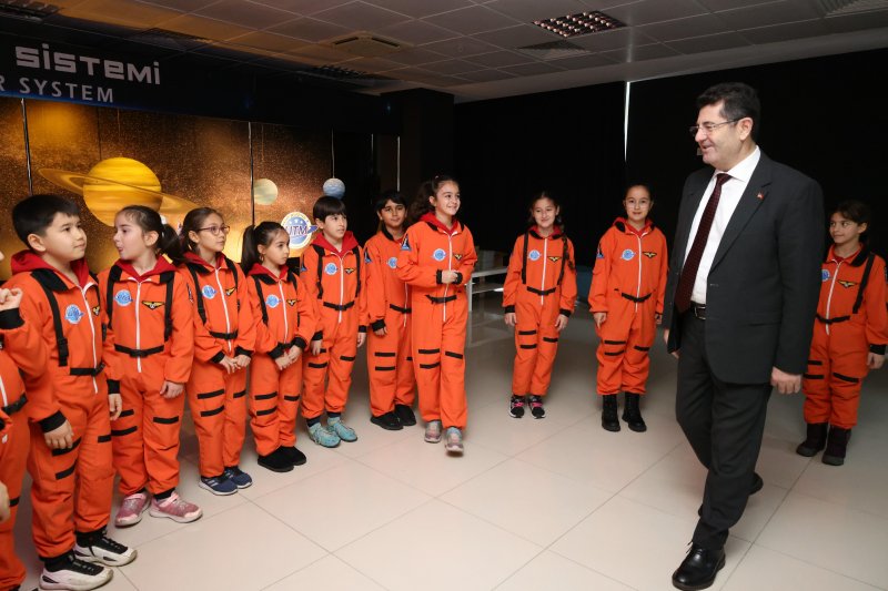 Başkan Orhan Çerkez, Uzay ve Teknoloji Merkezi’ni Ziyaret Eden Öğrencilerle Bilim ve Uzay Üzerine Sohbet Etti
