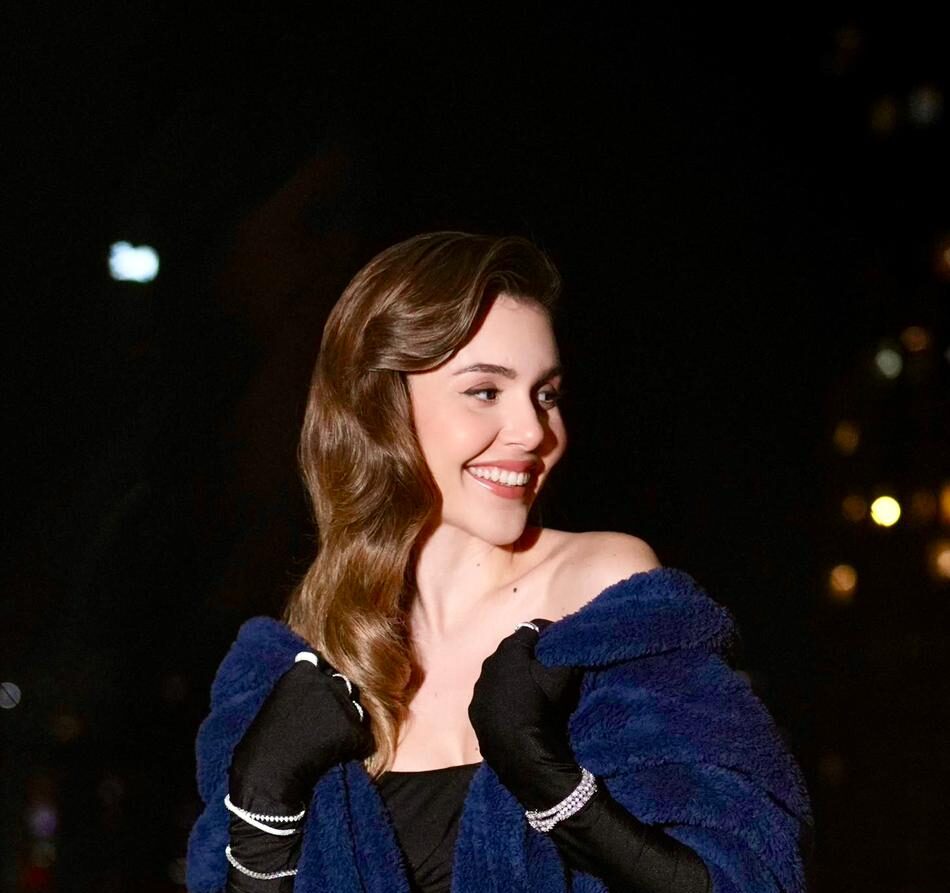 8 Aralık Dünya Battaniye Günü’nde, Berfu Yenenler English Home battaniyesi ile kırmızı halıda!