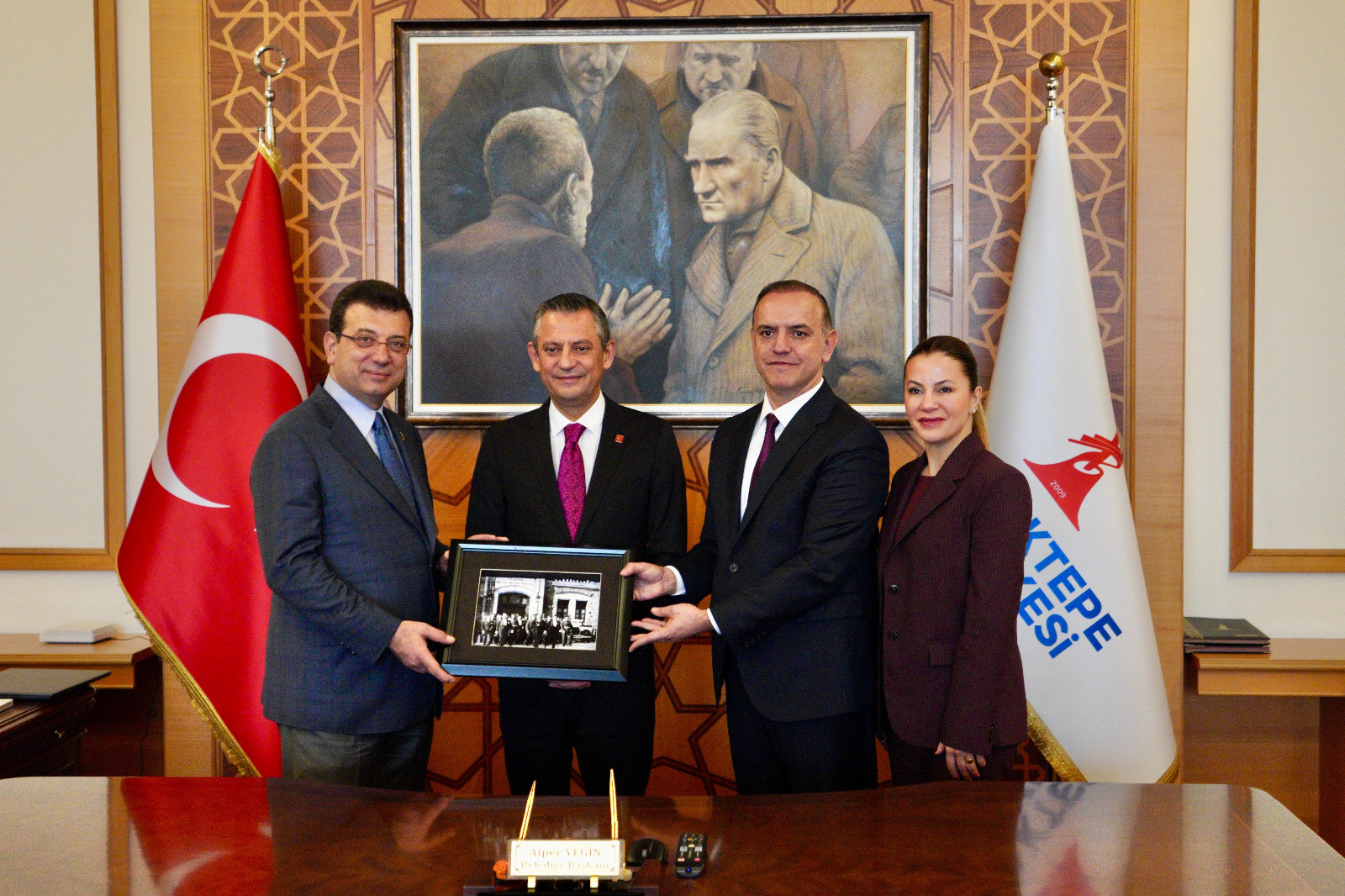 CHP Genel Başkanı Özgür Özel ve İBB Başkanı Ekrem İmamoğlu, Sancaktepe Belediyesi’nin Proje Töreninde Tepki Gösterdi
