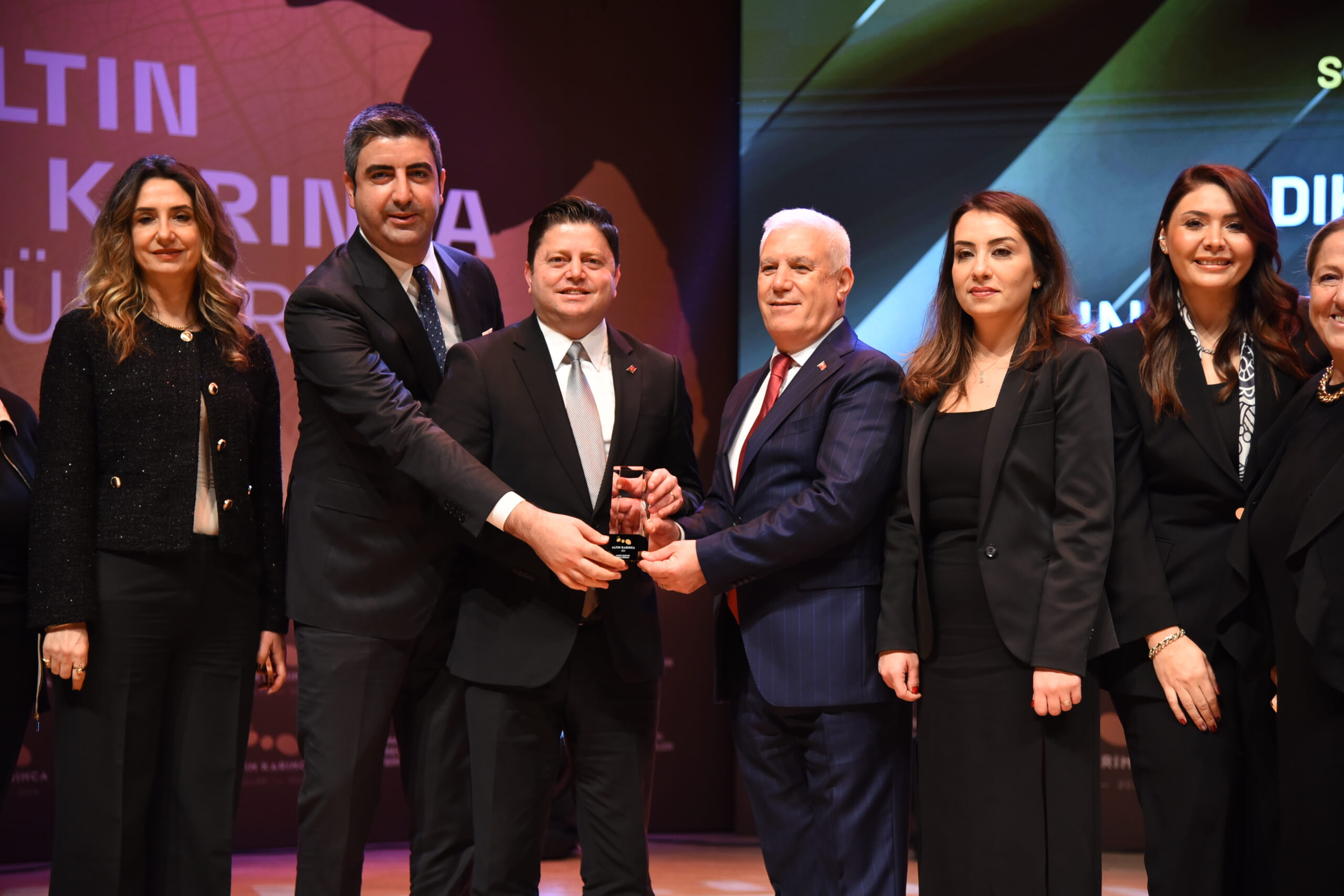 KADIKÖY BELEDİYESİ, ALTIN KARINCA ÖDÜLLERİ’NDE İKİ ÖDÜL BİRDEN KAZANDI