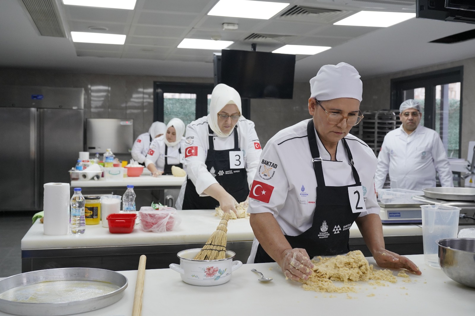 ENSTİTÜ İSTANBUL İSMEK KADINLARI EN İYİ BAKLAVAYI YAPMAK İÇİN YARIŞTI