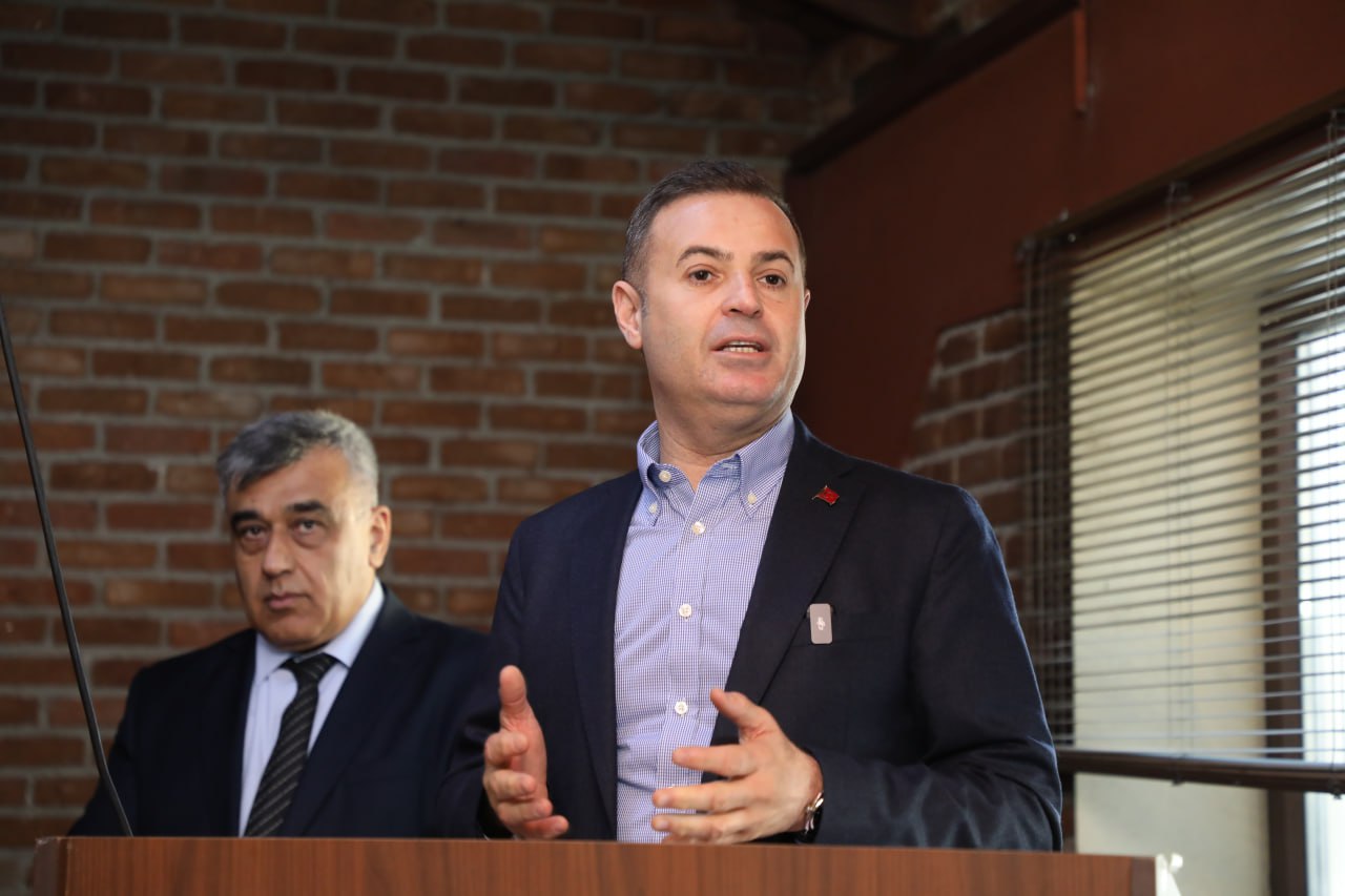 BAŞKAN AHMET AKIN EDREMİTLİLERİN TALEPLERİNİ DİNLEDİ: YOĞUN PROGRAMDA HERKESLE BİR ARAYA GELDİ