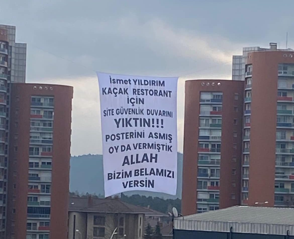 “Ümraniye’de Başkan Yıldırım’a Şok Protesto: ‘Allah Bizim Belamızı Versin’ Pankartı Asıldı!”