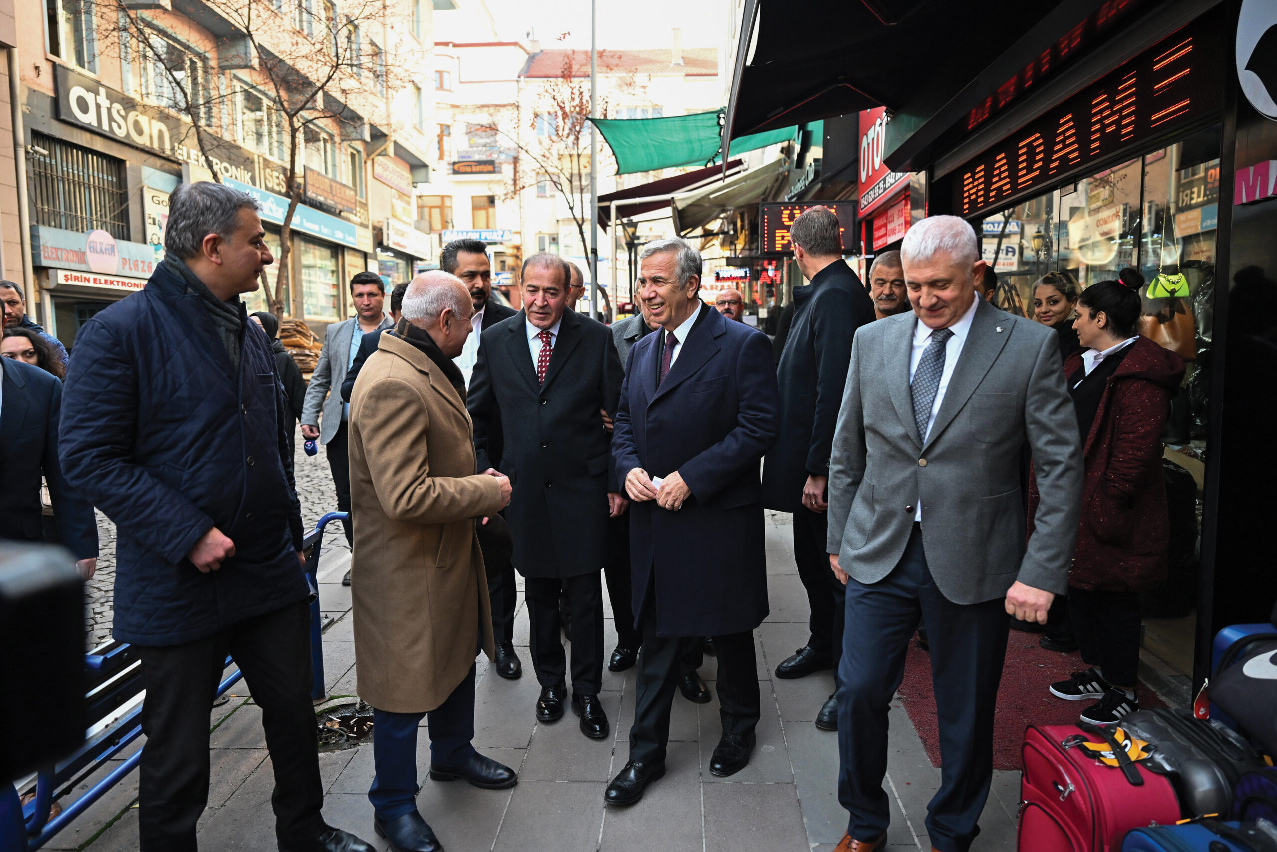 Ankara'nın Geleceğini Şekillendiren Adımlar: Mansur Yavaş ile Teknoloji, Eğitim ve Yeşil Alanlarda Atılan Önemli Adımlar"