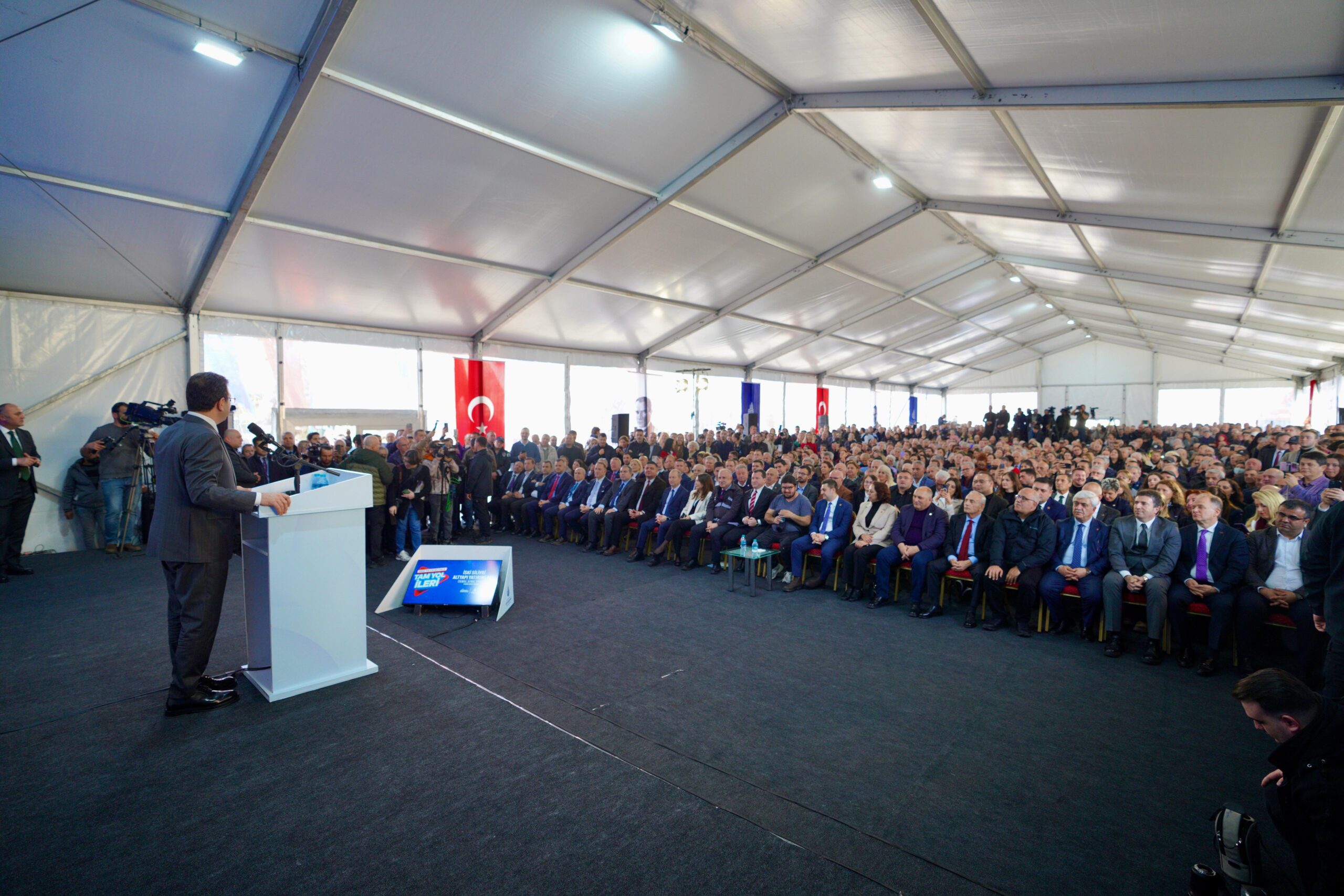 BEN OTURAYIM’, ‘BEN ARKAMA YASLANAYIM’, ‘EKREM ÇALIŞSIN’, ‘BİZ İKTİDAR OLALIM!’ ÖYLE YAĞMA YOK!
