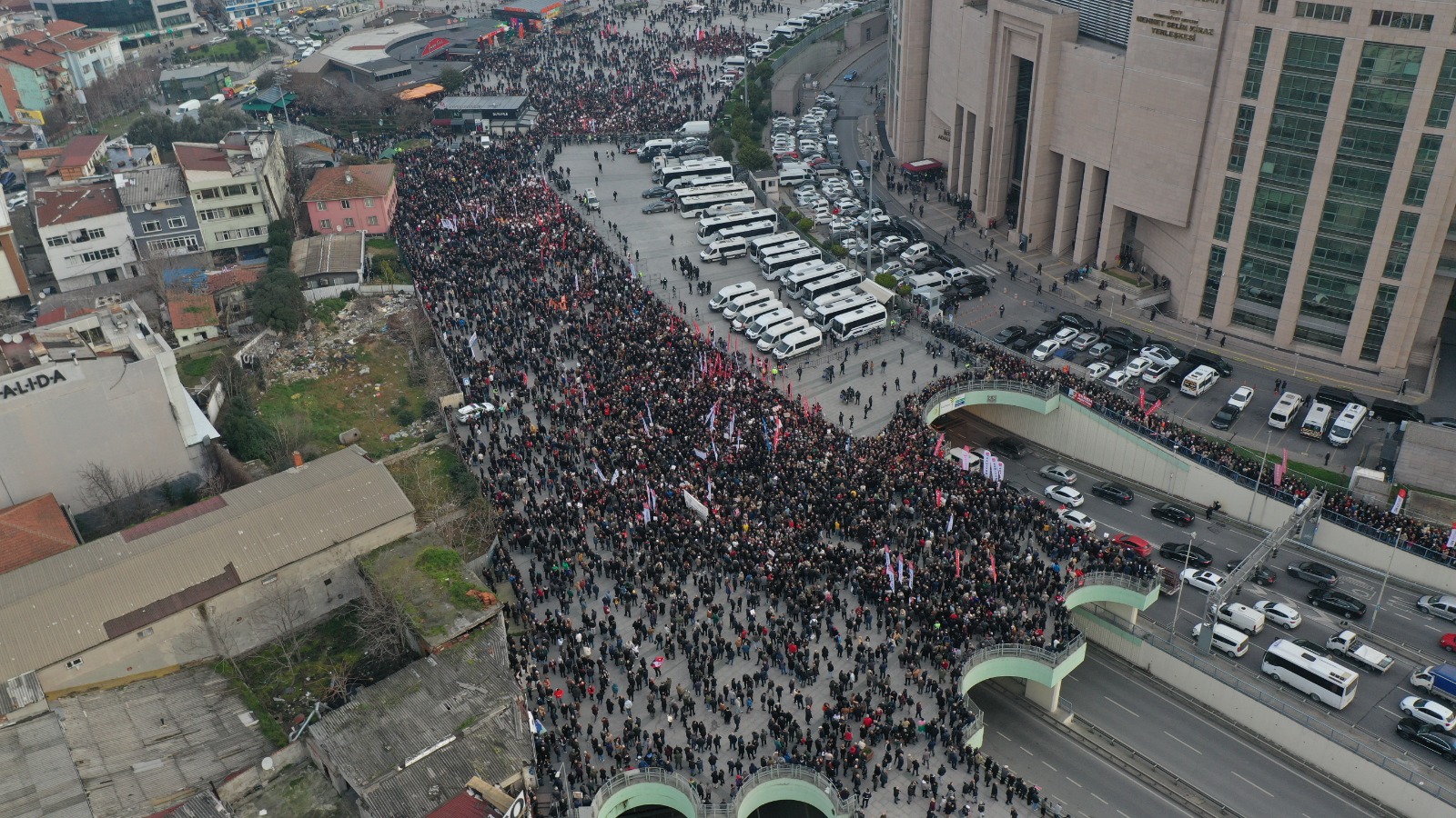 Ekrem İmamoğlu’na Çağlayan Adliyesi Önünde Büyük Destek