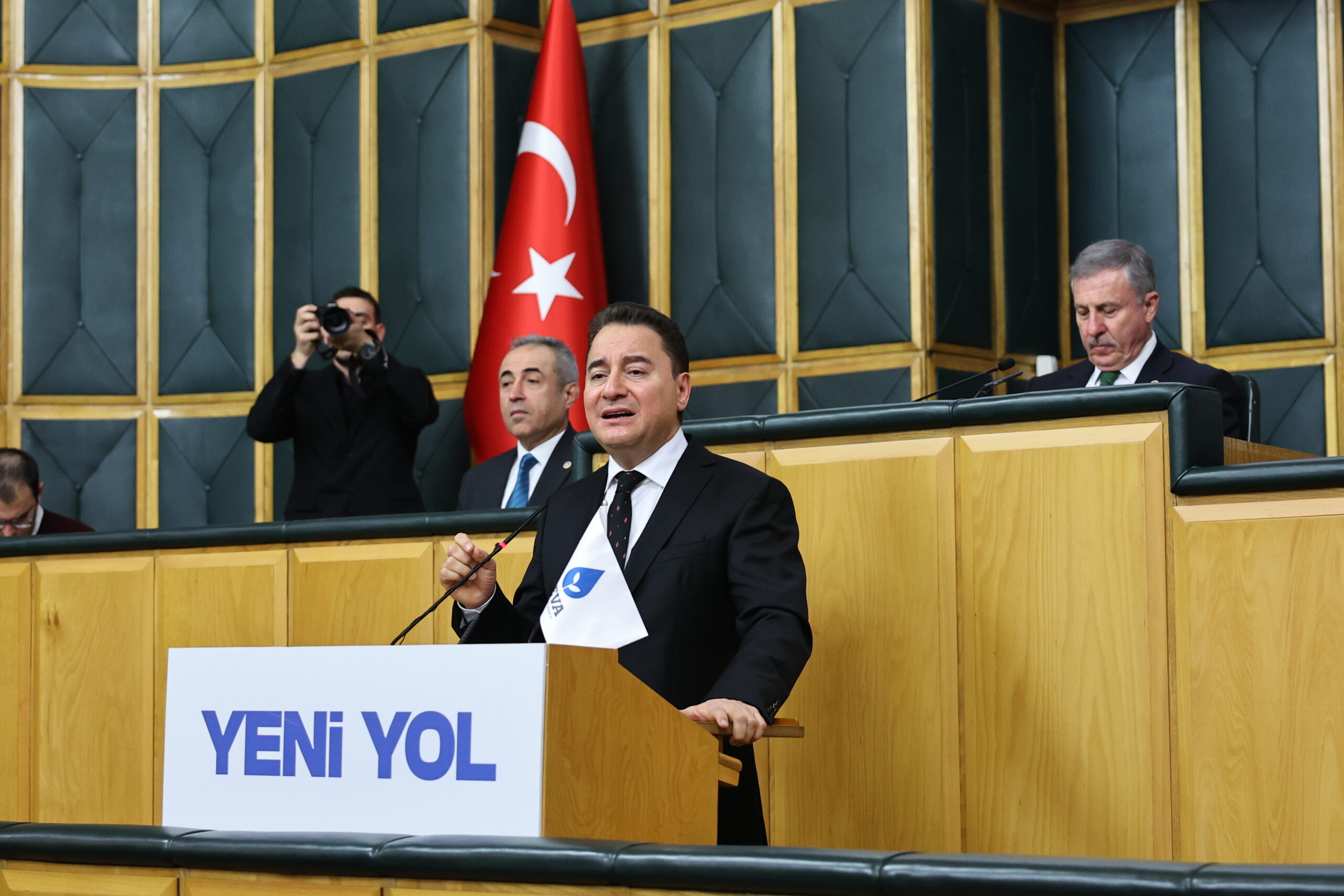 Babacan, gözyaşlarına hâkim olamadı: “Dünya ahiret kaçamazsınız, bunun hesabını er ya da geç vereceksiniz”