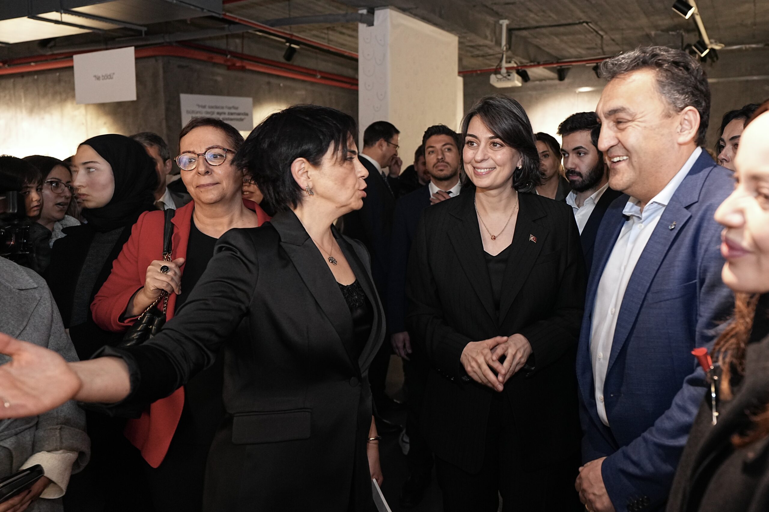 Üsküdar’da Geleneksel Hat Sanatı ve Modern Estetik Bir Arada: “Onion-Nun ‘n böldü’” Sergisi Açıldı