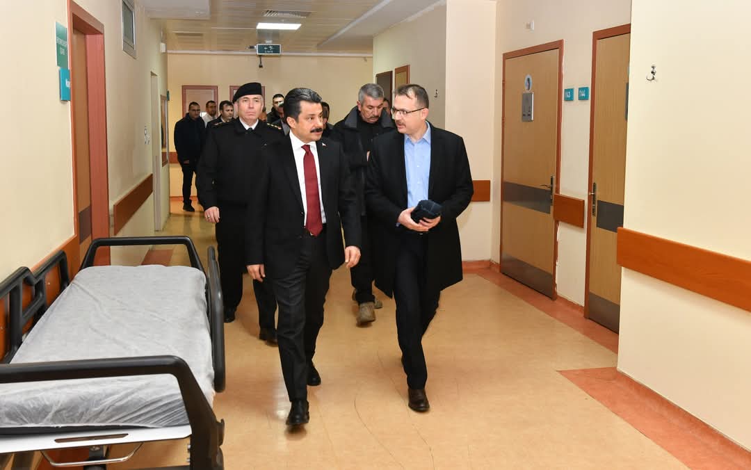 Kırşehir’de Yeni Yıl Coşkusu: Vali ve Belediye Başkanı Görevi Başında Kutladı 